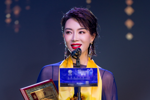 组图：张嘉译陈数分获最佳男女主角 吴谨言凭《延禧》摘奖