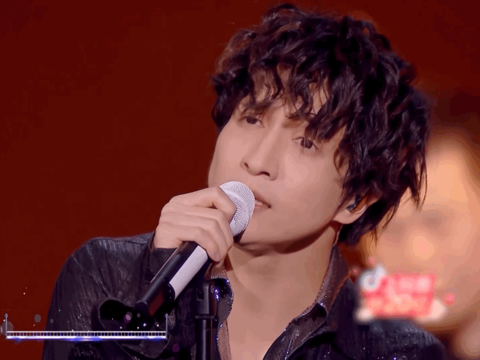 组图：薛之谦浙江春晚深情献唱《刚刚好》 卷毛造型帅气可爱