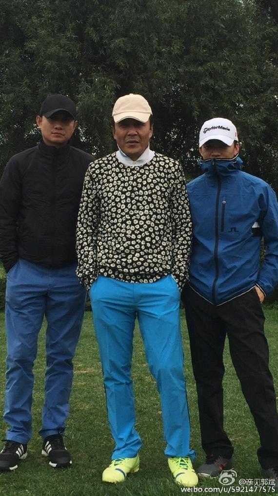 郭斌和文章王宝强一起打高尔夫
