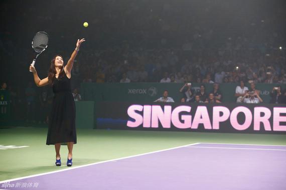 李娜去年为新加坡年终总决赛开球