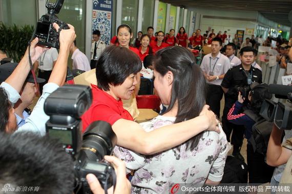 徐云丽和郎平在机场拥抱