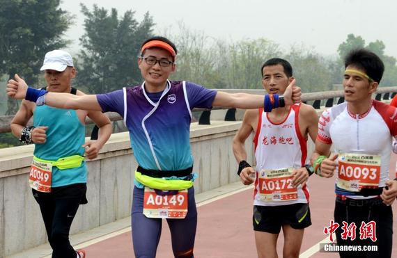安利纽崔莱2016北京国际长跑节训练营日前在北京开营,已成功报名纽崔莱半马的近千名跑友兴致勃勃地聚集在五棵松体育馆Hi-Park篮球公园参加了开营仪式。训练营内容主要包括运动营养补充和体能训练两个方面,力求赛前将跑友们的体能调整至最佳状态。安利邀请到北京体育大学运动生物化学教研室主任、我国著名运动营养专家曹建民教授进行讲座,他直言,跑马拉松之前要吃好,跑后要进行身体补给,才能更好地提高水平和运动能力。 运动营养是完赛基础 今年安利纽崔莱北京国际长跑节首次升级为公路半程马拉松,比赛路线进行了全