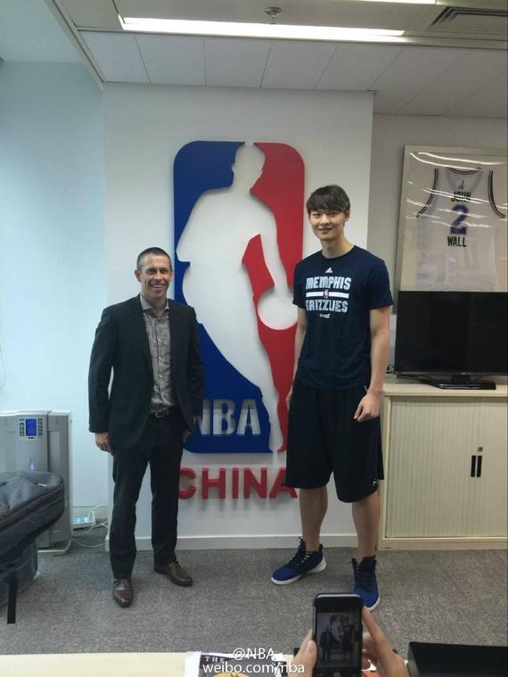 王哲林造访NBA中国总部