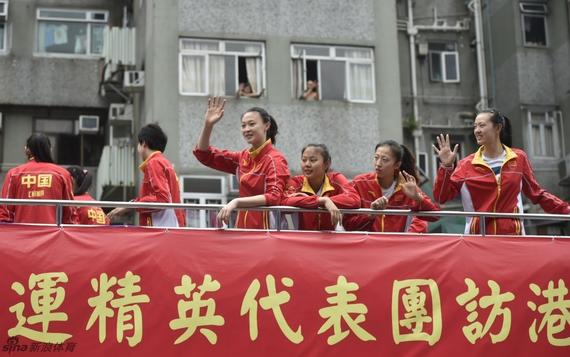 中国女排在香港花车巡游