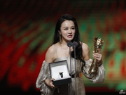 十佳劳伦斯最佳非奥运动员 冉莹颖代邹市明领奖