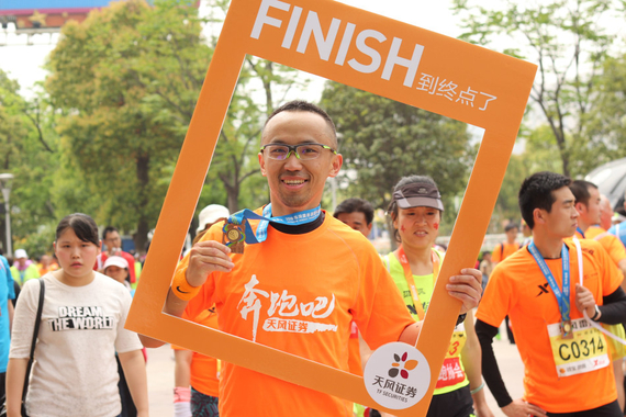 周苏红当导游领跑太湖马拉松 跑步感受快乐生