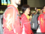 中国女排抵京载誉归来 接机球迷现场沸腾|图