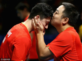 乒乓男团夺冠 刘国梁这一吻甜炸了啊！