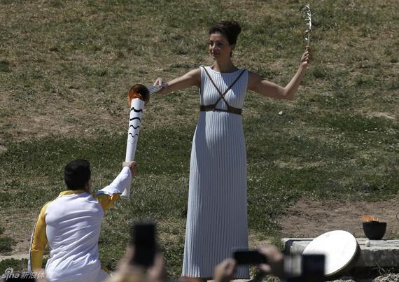 The first torchbearer Greek gymnasts Refugees to participate in the torch relay