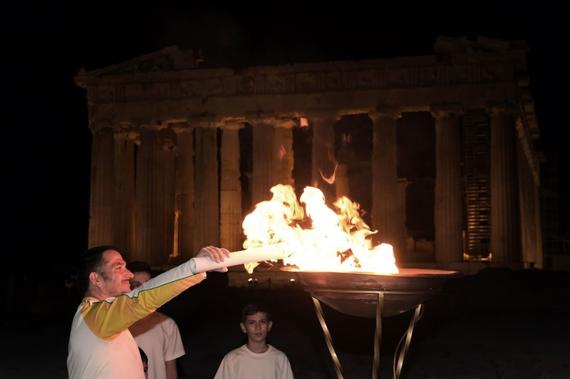 里约奥运圣火抵达雅典 叙利亚难民参与火炬传递