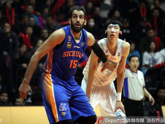 粤媒:周琦已赴美特训 盼提高身体素质和体能_