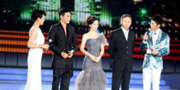 金鸡百花开幕捆绑电影宣传 赵薇压轴险些摔倒