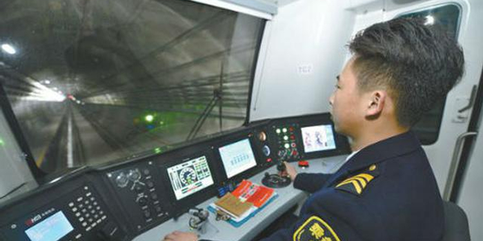 地铁司机专业要求严 不少人被挡门外