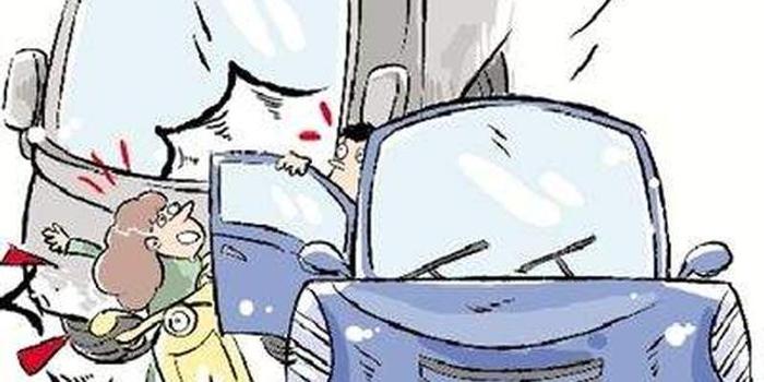 宣城:丈夫正在倒车 妻子冒险下车酿祸