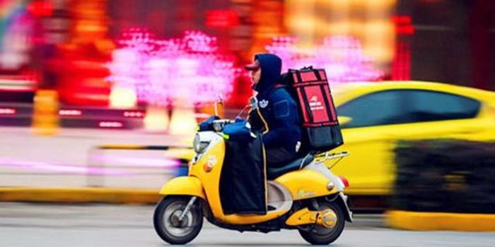 外卖员驾驶电动车时低头抢单 追尾小型客车