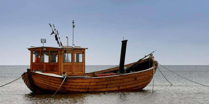 安庆大风掀翻湖中铁驳船3人落水1人溺亡