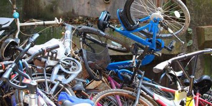 阜阳:共享单车乱堆放 有损城市形象