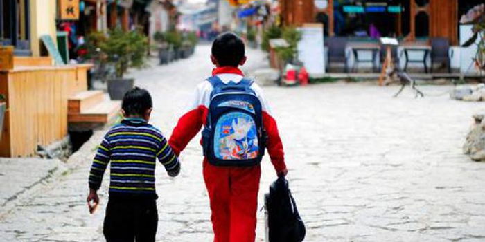 小学生放学路上打闹受伤 法院判决学校不承担