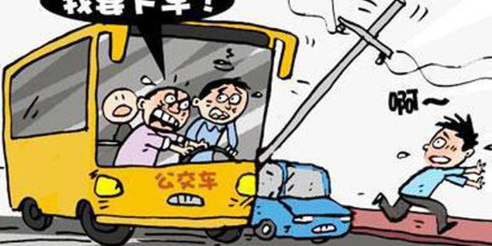 合肥:错过站点要下车 乘客抢夺方向盘