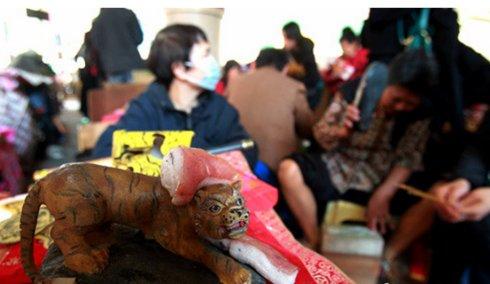 家中拜虎爷可使用石头替代,上书红字“土地神虎爷坐镇在此”