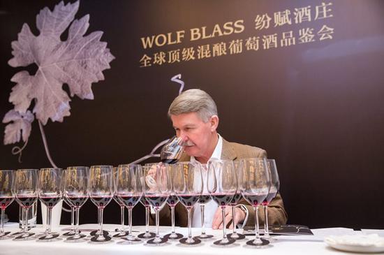 纷赋酒庄首席酿酒师克里斯‧哈切尔(Chris Hatcher)先生