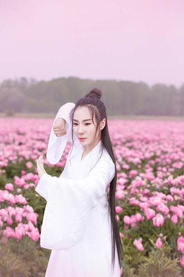 左手为文,右手为武,提倡“文武兼修”。 摄影:徐楠