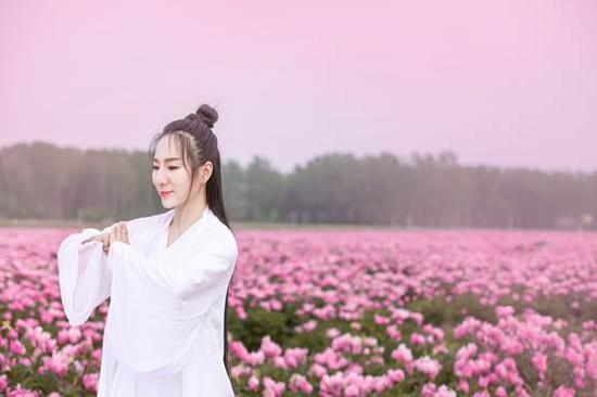 展示传统“敬拳礼”,寓意:抱拳恭迎八方宾客。 摄影:徐楠