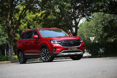 9月16日，东风风行T5上市，定位紧凑型SUV，这也是东风风行品牌3.0时代推出的首款车型。外观采用了全新的家族设计语言，并且在软件和硬件技术上，都有了非常大的提升。那么作为3.0时代的首款车型，它到底怎么样呢？