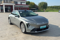 亏电状态百公里加速依旧猛 场地试驾至境L7