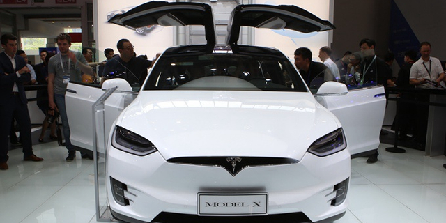 特斯拉正式在发布了旗下首款SUV Model X，动力十足。