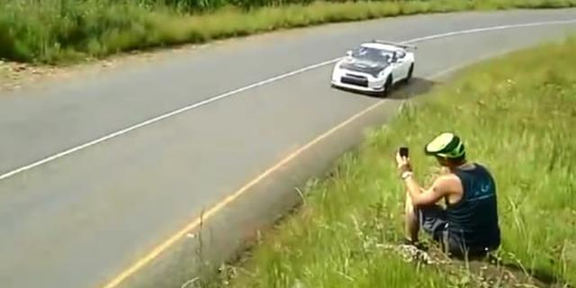 三辆GT-R通过急弯的时候招式各不相同，哪一种让你记住？