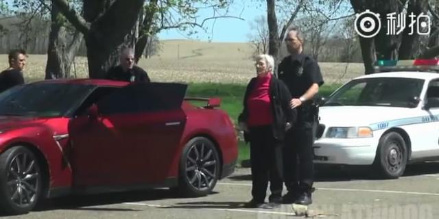 年轻小伙与奶奶驾驶GTR被捕，因为这竟然是一辆“赃车”。
