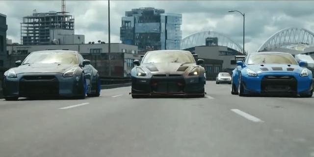 究竟什么样的神奇车队，能让周围的司机们都为其让行呢？