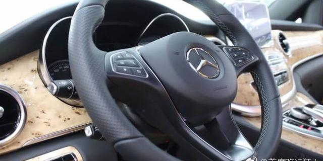 奔驰新款高顶V260改装房车，出门不用担心。