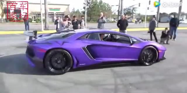 紫色兰博基尼Aventador，引着路人围观！