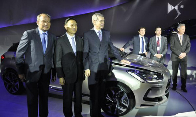 长安与PSA合资生产首款车型DS5亮相现场，徐留平与相关领导合照 
