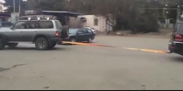 奔驰GL和陆地巡洋舰拔河，猜谁赢了？