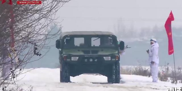 雪地里换个轮胎，这几个战士拼了半条命