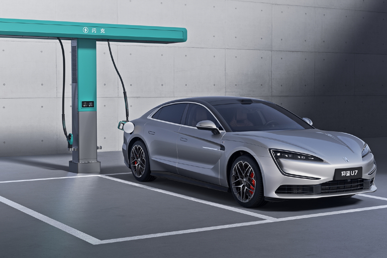 仰望2026款旗舰车型上市 配闪充技术 售价65.8万起