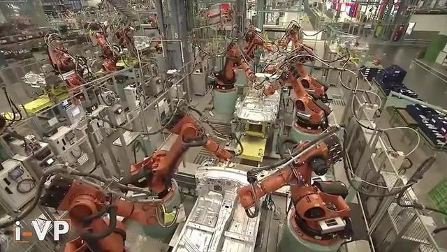 看看奔驰的生产线，全部是机器人，很少人工操作。