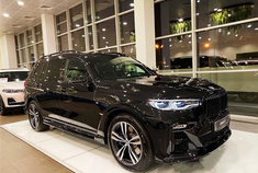 这台全黑色宝马X7 真是帅，你选GLS 还是选它？