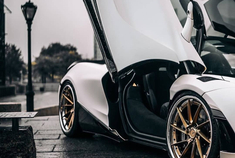 迈凯伦极致空气动力学设计的代表作，蝴蝶门要的就是排面