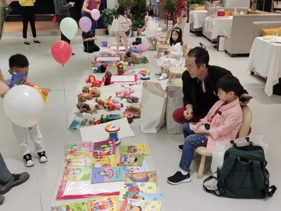 “小手做义卖 慈善传大爱”义卖活动