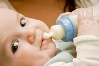 早产宝宝呛奶入院 或因“超级奶瓶”惹祸