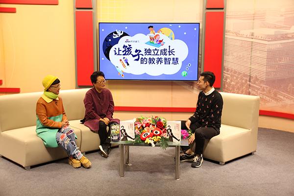 “金龟子”刘纯燕(左一)、金牌制作人袁梅(左二)、做客新浪育儿直播间