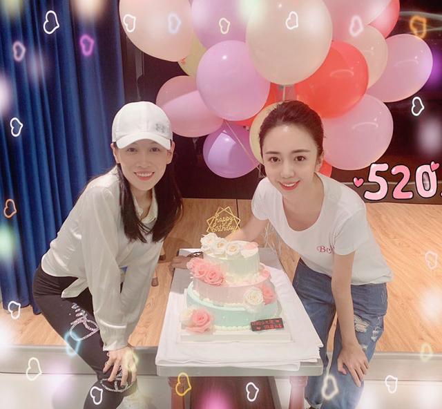 演员张蓝心(左)与天使妈妈BCG联合创始人战莹