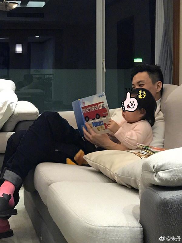 周一围陪女儿看书