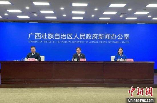 7月31日,广西加强困境妇女儿童司法救助新闻发布会在南宁举行。陈秋霞 摄