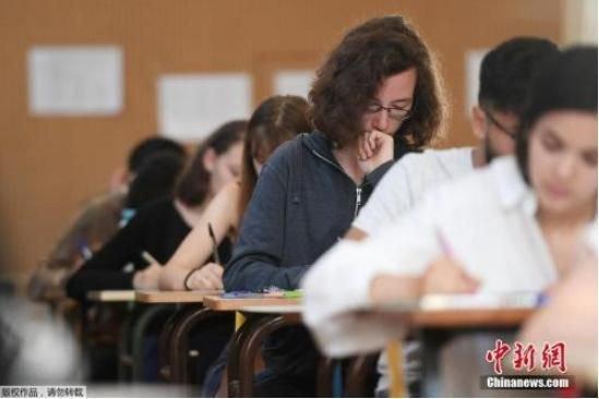 资料图:当地时间2018年6月18日,法国高中毕业会考开考,学生们参加第一科——4小时的哲学考试。