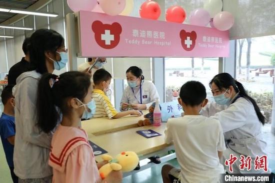 资料图:图为2022年江苏志愿者和孩子们一起参与模拟医疗活动。(图文无关) 鲍祎珺 摄
